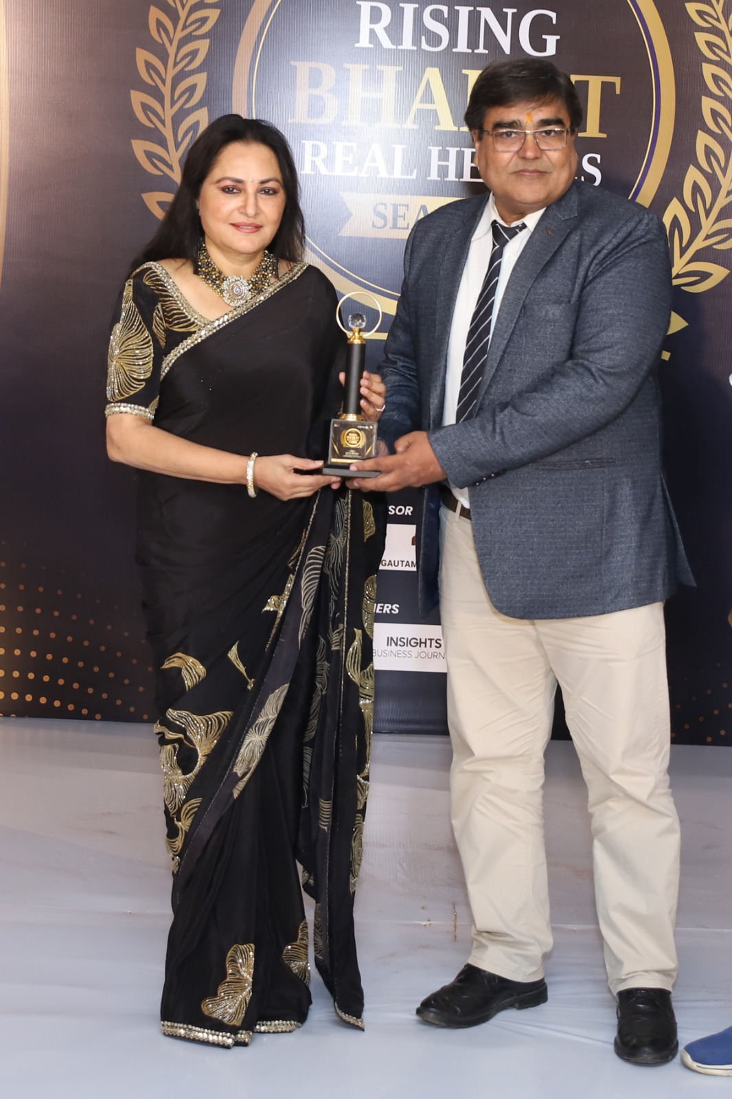 Dr. Wasi Ur Rehman Khan Suri receiving the Rising Bharat Real Heroes award from Jaya Prada